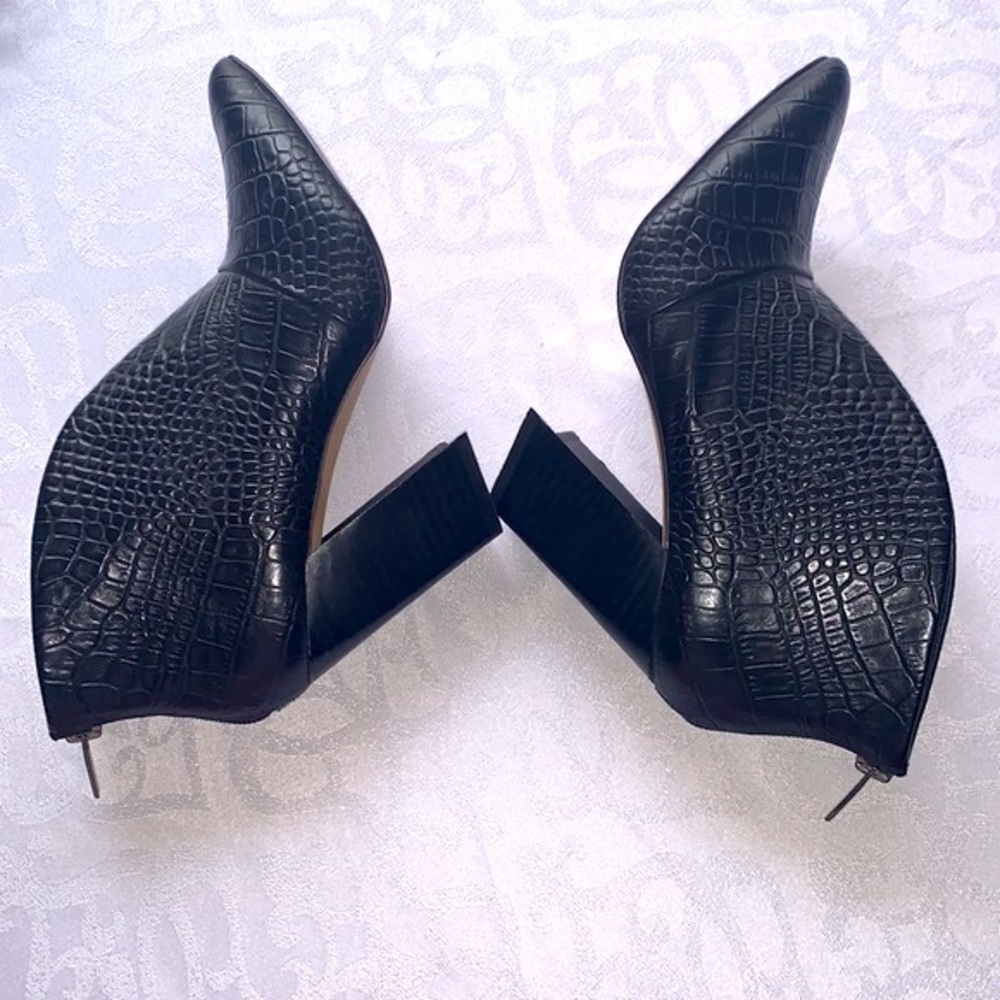 NWOT VINCE CAMUTO VP-STEEVERA BLACK MOCK CROC SNAKE SKIN ANKLE BOOTIES